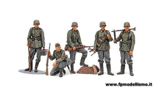 German Infantry Set (Mid-WWII) in scala 1/35 TA35371 * EURO 20,00 in Kit * Euro 40,00 Costruiti (Iva Incl.) Art. Temporaneamente NON Disponibile